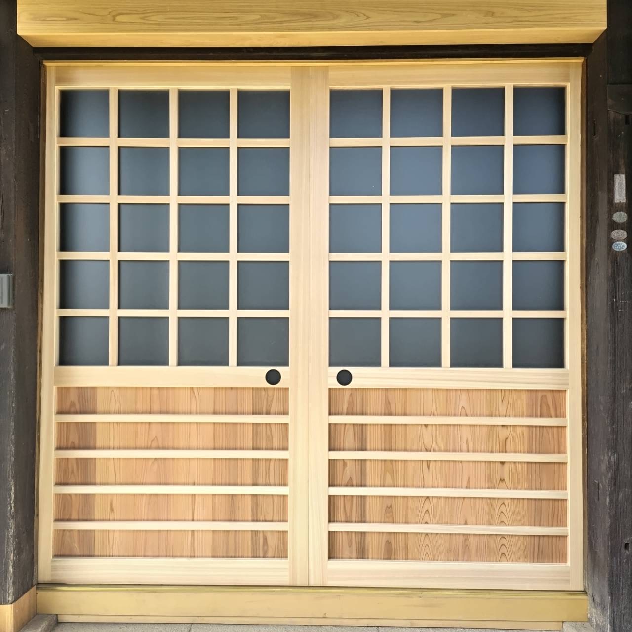 お寺の社務所 腰板付き格子戸 - (有)指立建工 